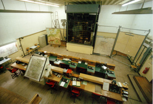 Ein altes Foto des großen Lageraum mit seiner Glaskarte im Bunker von Warnamt VI